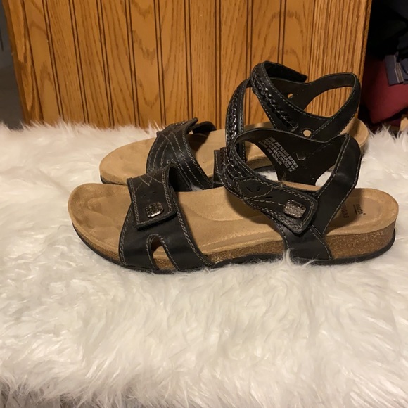 Both pair. Same design Black and Tan size 10 - Picture 5 of 6